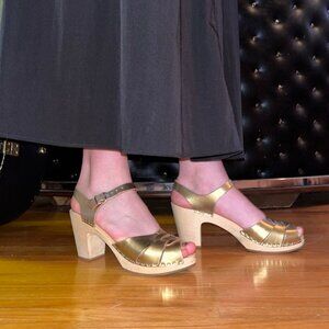 Gold Leather Swedish Hasbeens Strappy Clogs!  Size 10